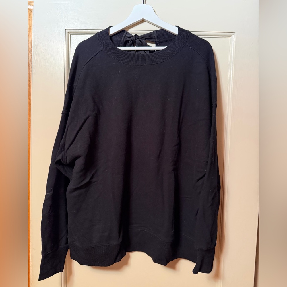 Sweatshirt with bow tie